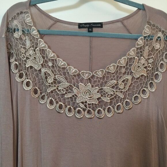 Gorgeous Flowey Top embroidered neckline - Picture 4 of 7